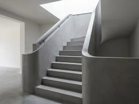 Microcement op muur met industrieel effect in een leefruimte